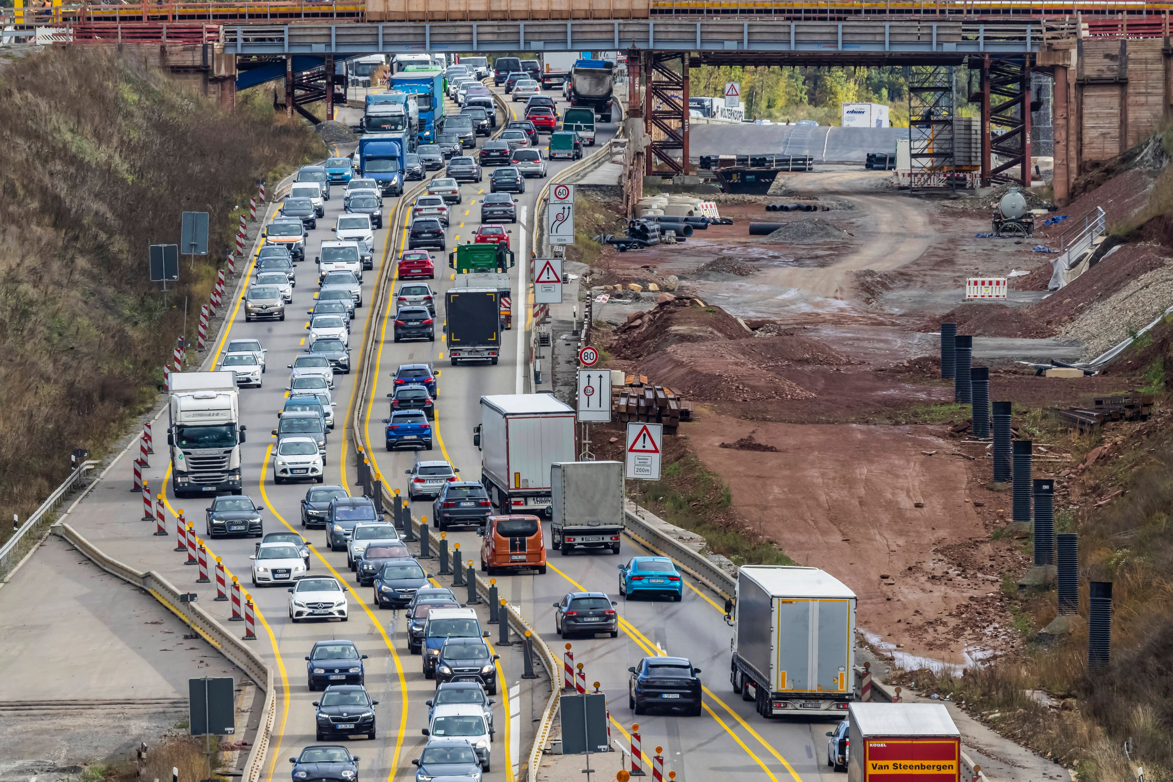 Stau durch Straßenbauarbeiten